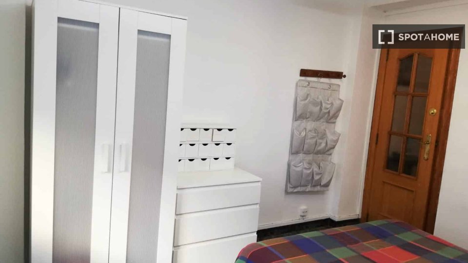 Double room Valencia, 3 beds — photo 4