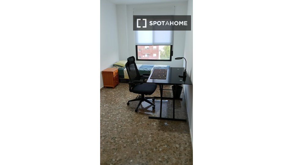 Double room Valencia, 3 beds, 100m² — photo 6