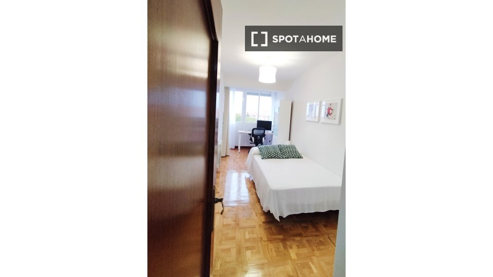 Double room Madrid, 3 beds, 95m² — photo 3
