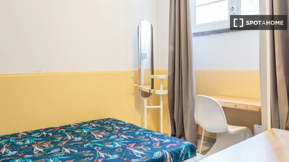 Double room Lisbon, 3 beds — photo 10
