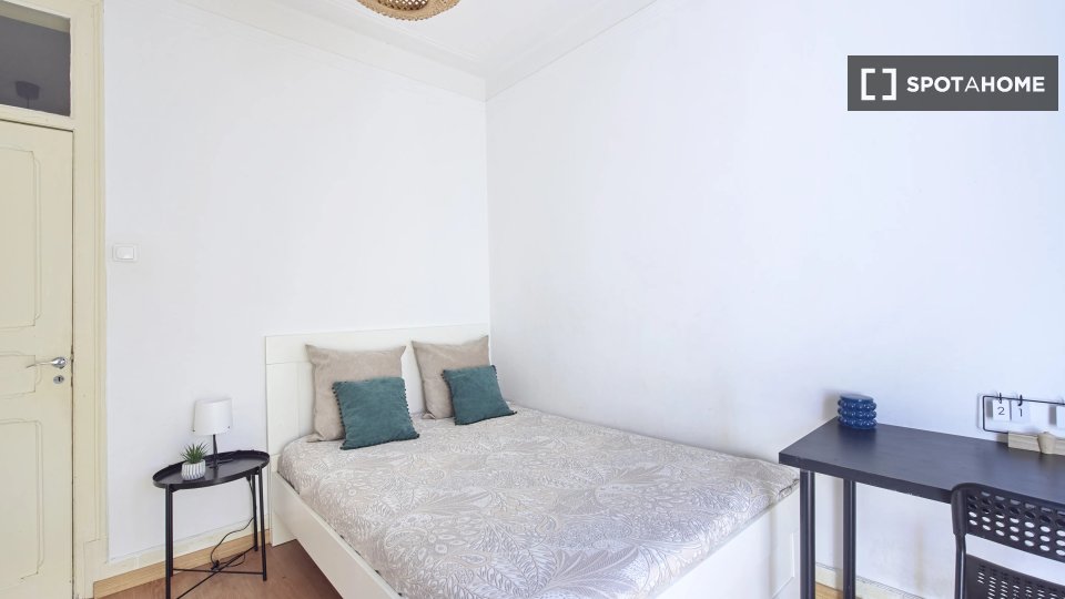 Double room Lisbon, 4 beds — photo 11