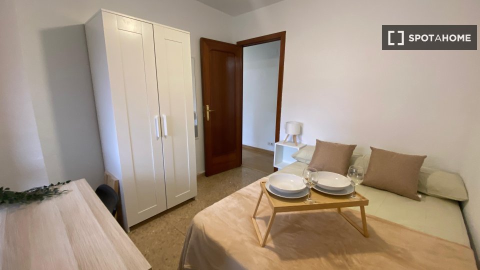 Double room Valencia, 5 beds, 150m² — photo 10