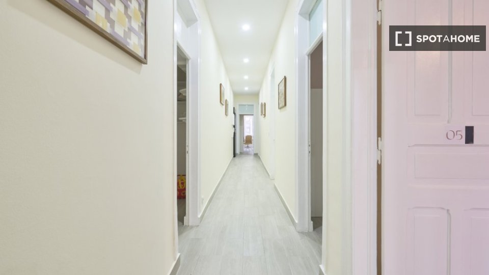 Double room Lisbon, 5 beds — photo 10