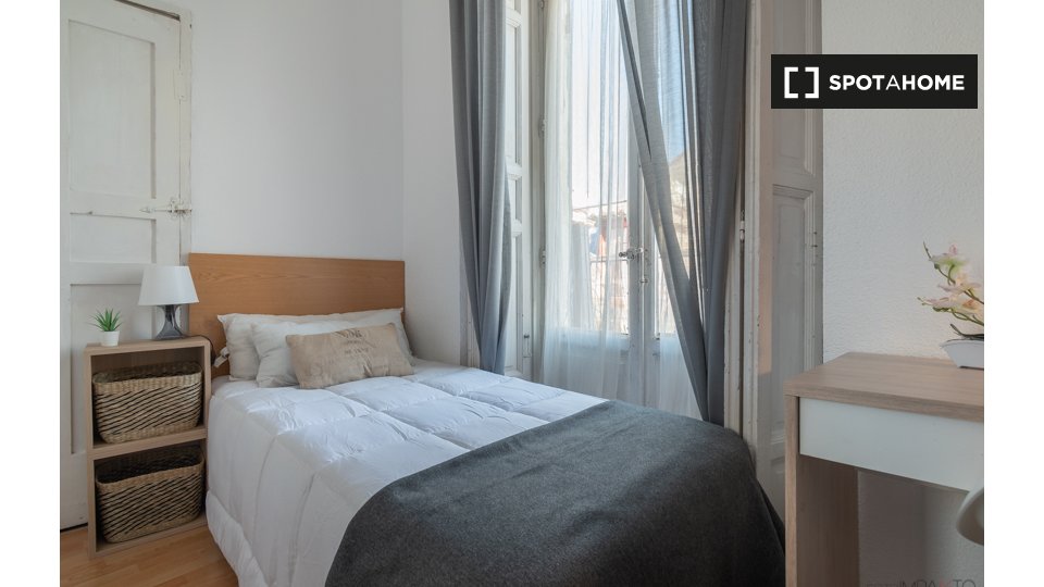 Double room Madrid, 5 beds — photo 15