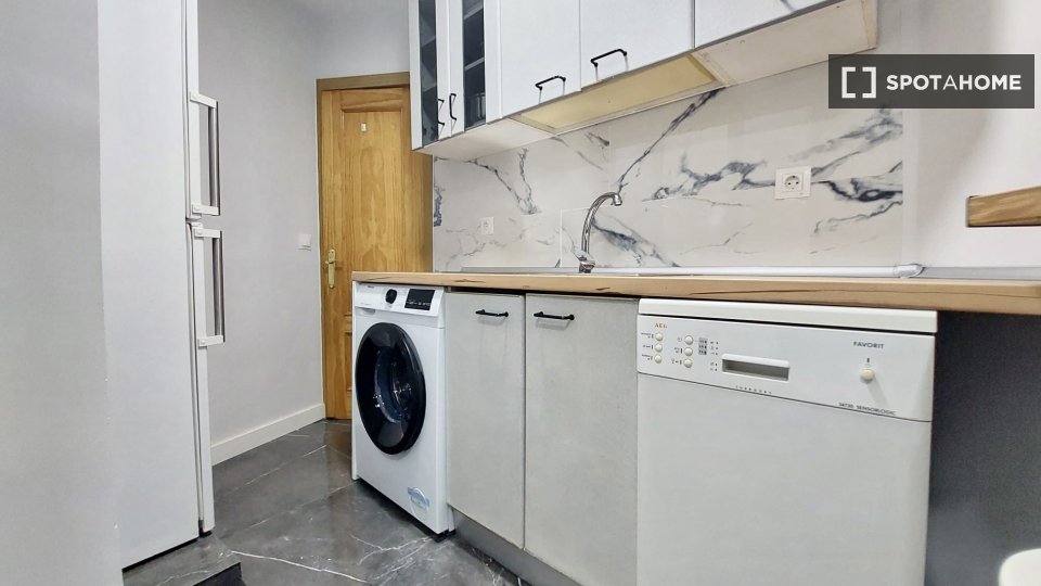 Double room Madrid, 3 beds, 60m² — photo 22