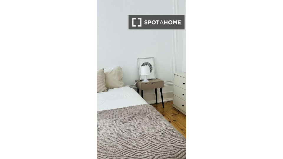 Double room Lisbon, 5 beds, 170m² — photo 9