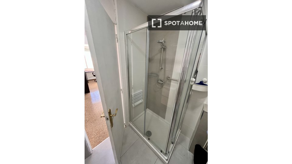 Double room Valencia, 2 beds, 85m² — photo 3