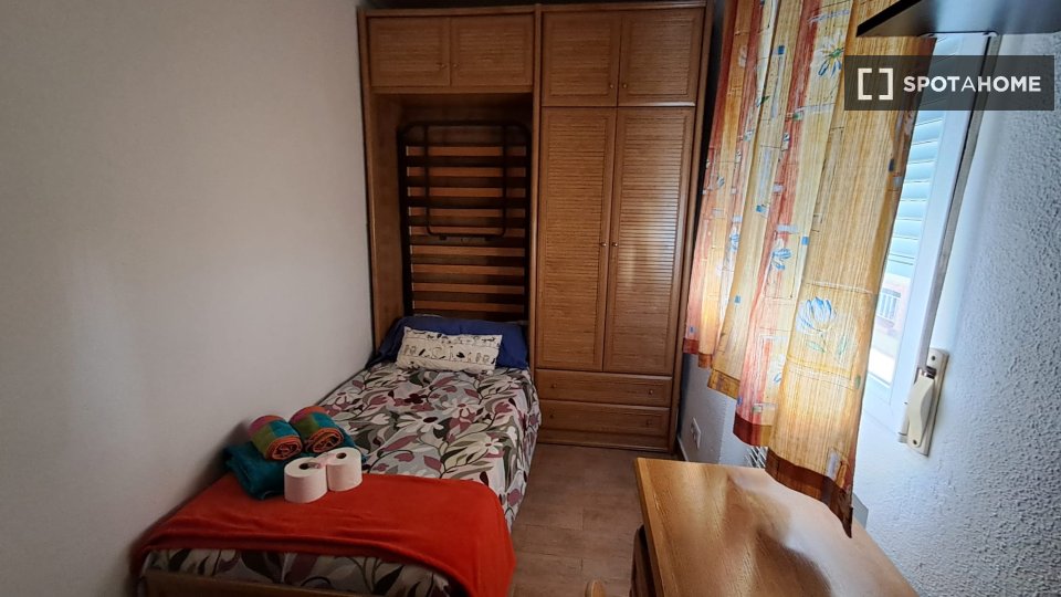 Double room Madrid, 3 beds — photo 27