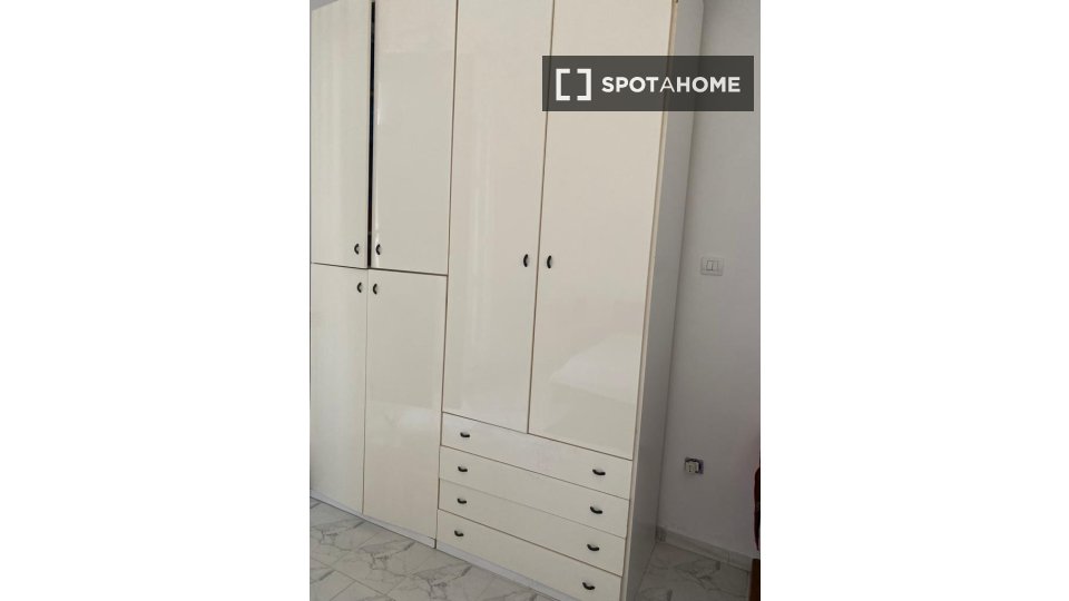 Double room Naples, 3 beds — photo 11