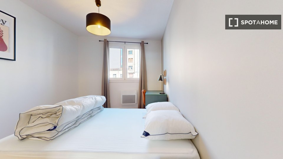 Double room Lyon, 3 beds — photo 12