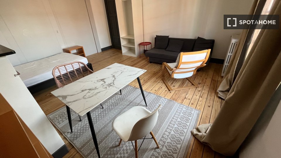 Double room Brussels, 2 beds, 23m² — photo 4