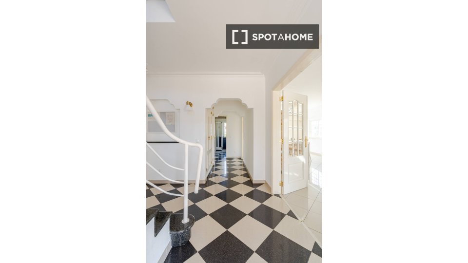 Double room Lisbon, 5 beds — photo 13