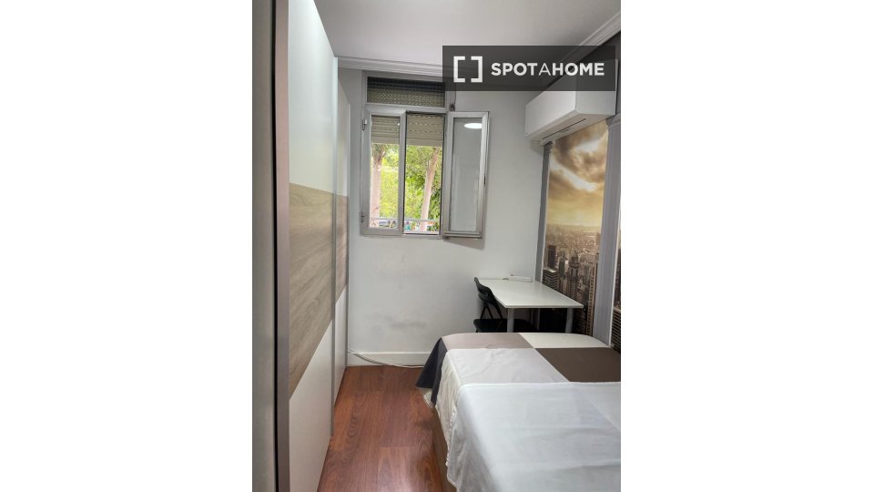 Double room Madrid, 3 beds — photo 16