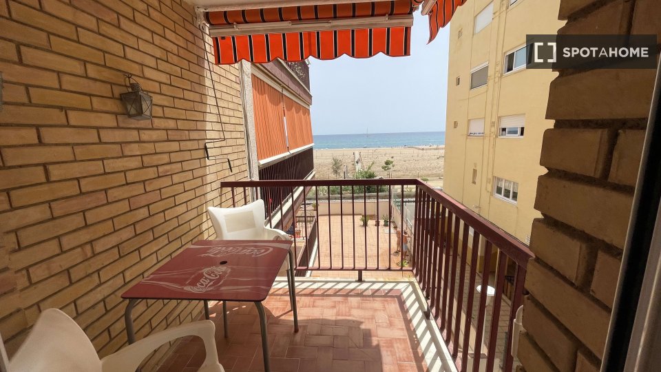 Double room Barcelona, 3 beds, 12m² — photo 3