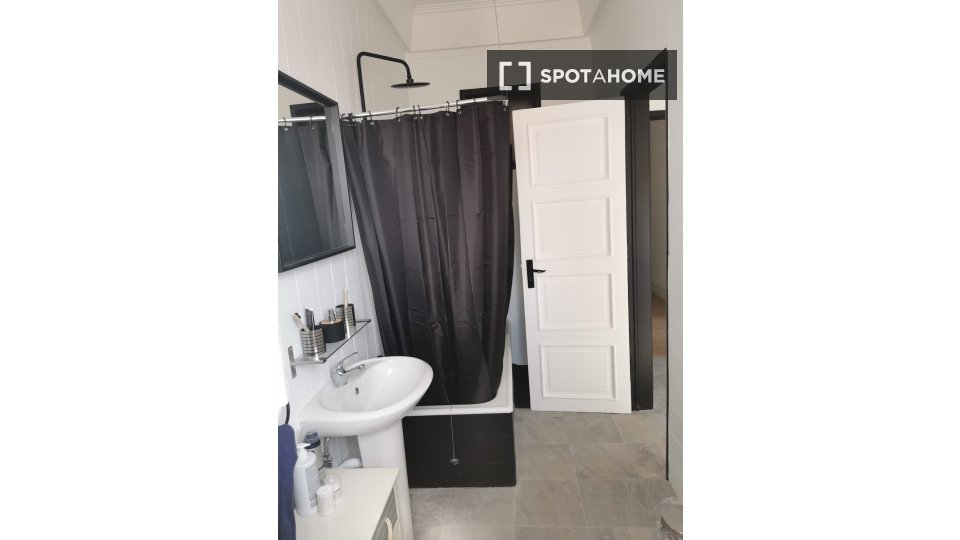 Double room Lisbon, 5 beds — photo 38