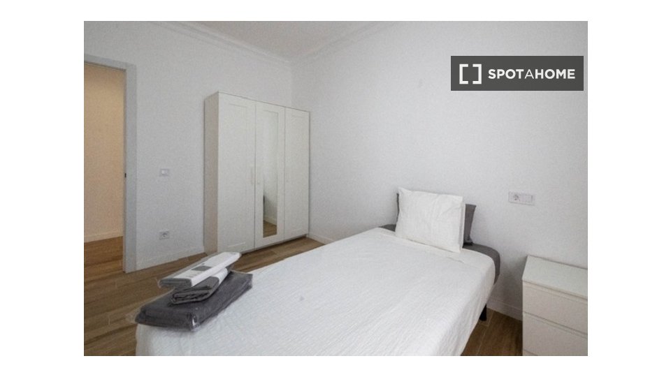 Double room Barcelona, 5 beds, 128m² — photo 18