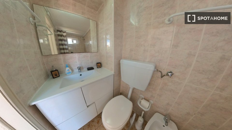 Double room Lisbon, 3 beds, 80m² — photo 1