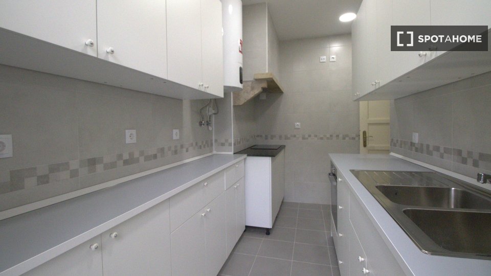 Double room Lisbon, 3 beds, 90m² — photo 16