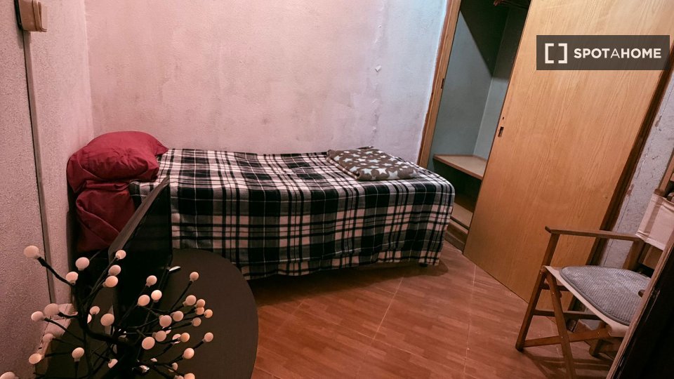 Double room Madrid, 3 beds, 65m² — photo 5