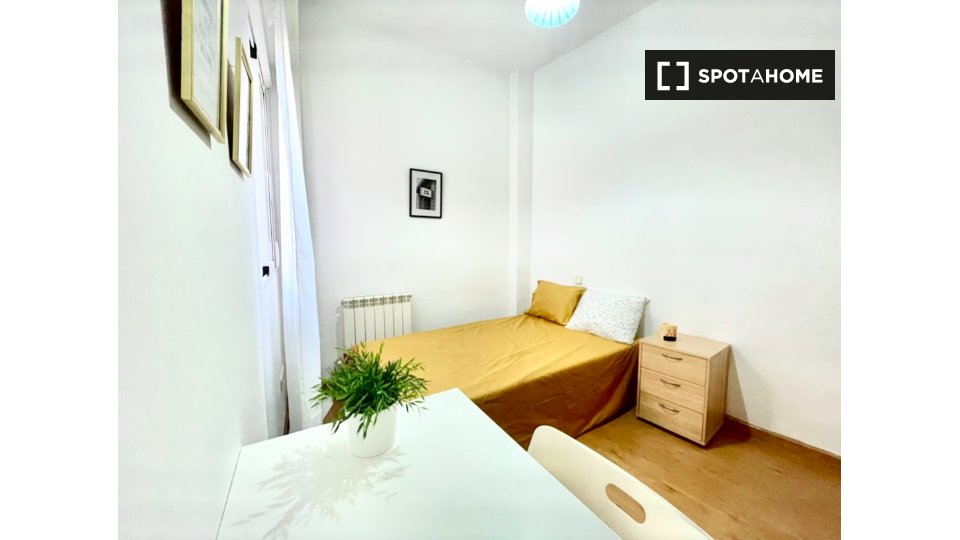 Double room Madrid, 8 beds, 180m² — photo 13