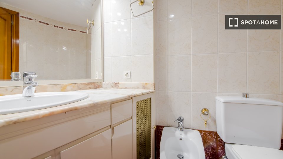 Double room Madrid, 6 beds, 150m² — photo 3