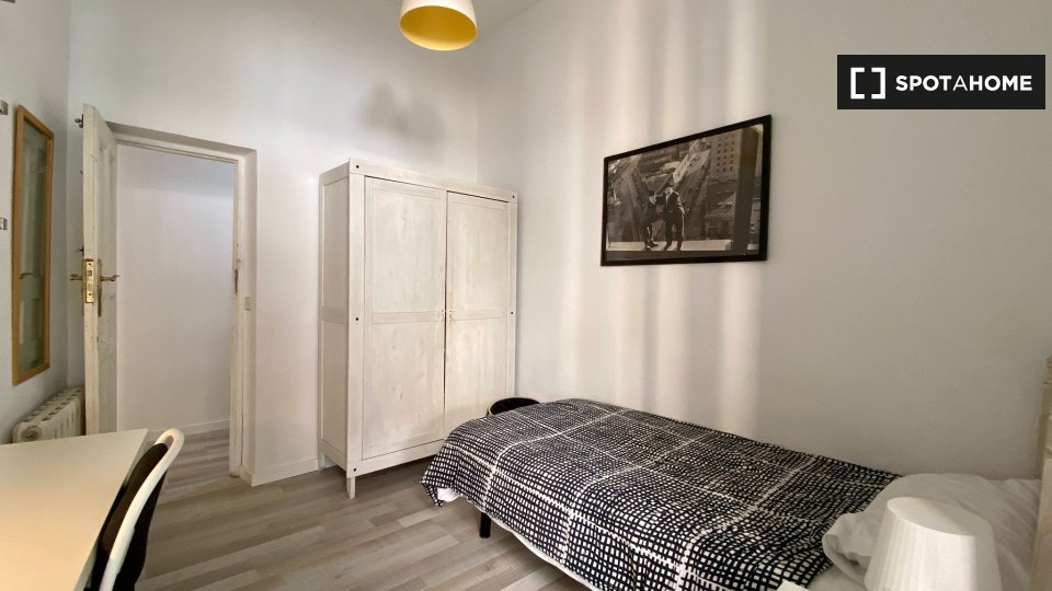 Double room Madrid, 7 beds, 120m² — photo 4