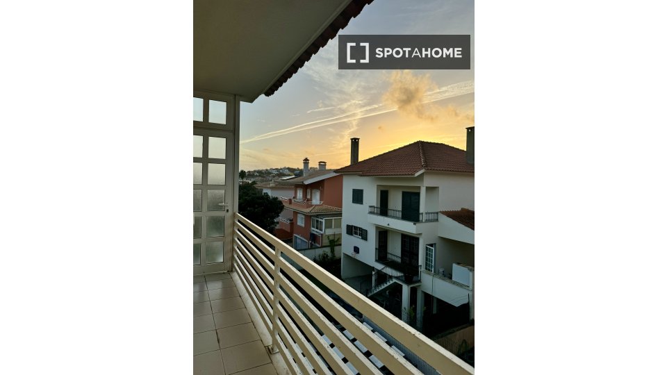 Double room Lisbon, 2 beds, 16m² — photo 2