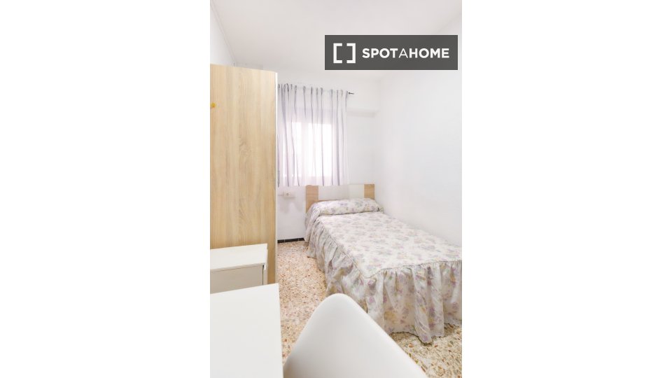 Double room Alicante, 5 beds, 95m² — photo 3