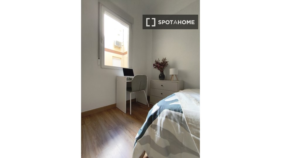 Double room Madrid, 7 beds, 132m² — photo 3