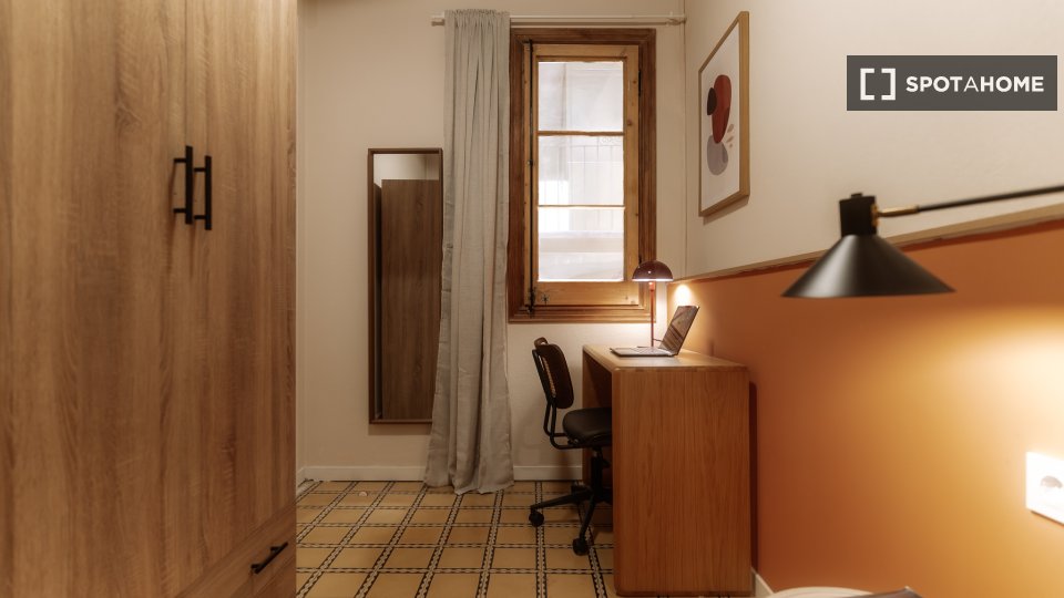 Double room Barcelona, 3 beds, 90m² — photo 5