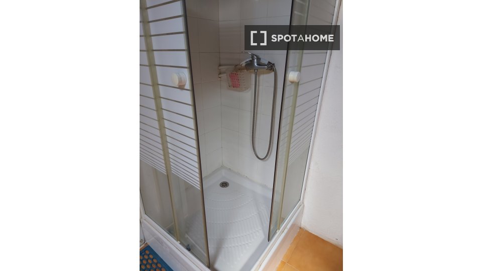 Double room Lisbon, 3 beds — photo 10