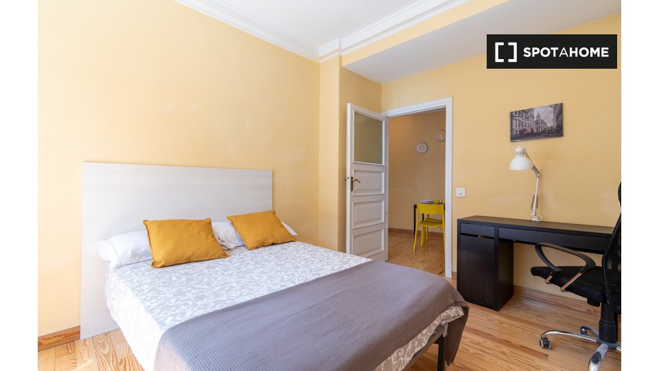 Double room Madrid, 5 beds, 120m² — photo 1