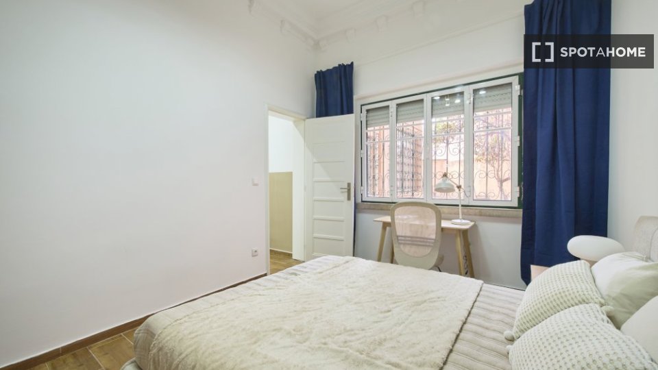 Double room Lisbon, 3 beds — photo 3