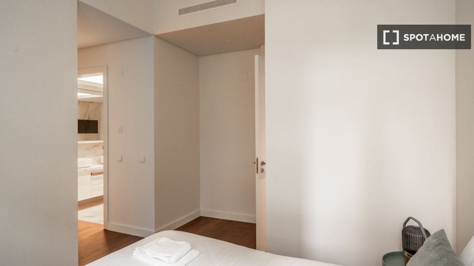 Apartment Lisbon, 2 beds, 82m² — photo 2