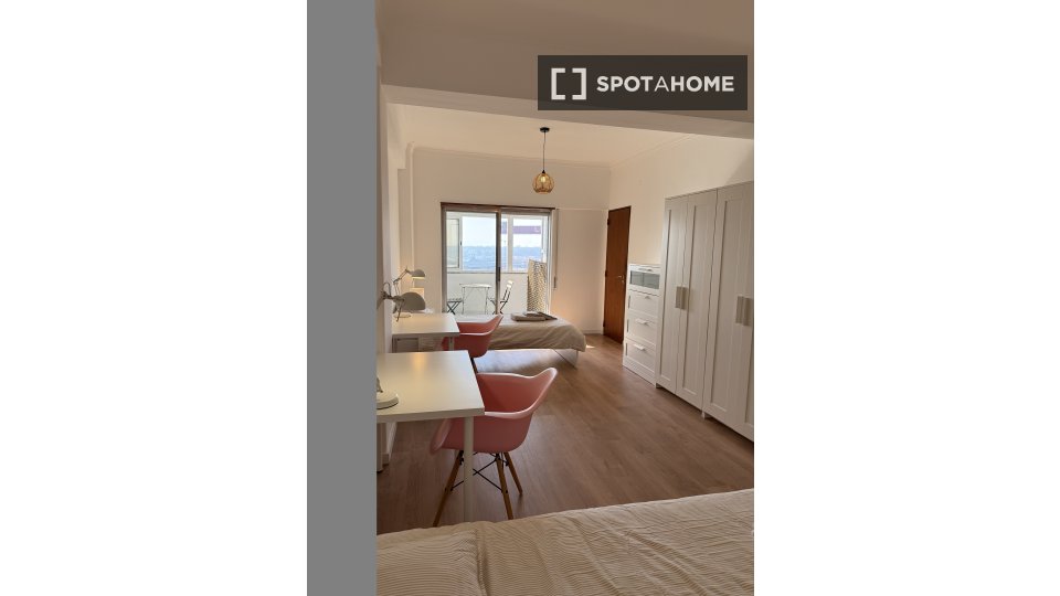 Double room Lisbon, 4 beds, 124m² — photo 3