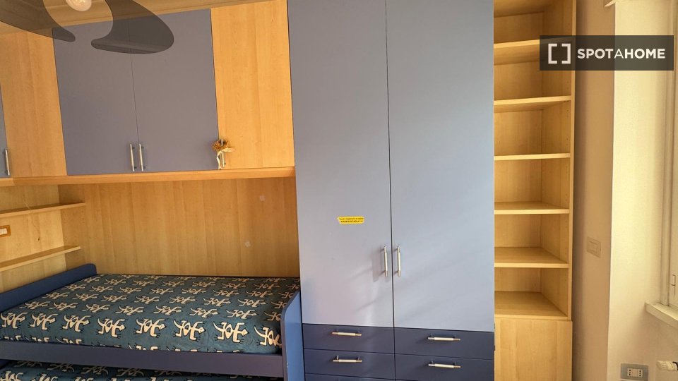 Stanze in affitto in un appartamento con 3 camere da letto a Roma - in Rome