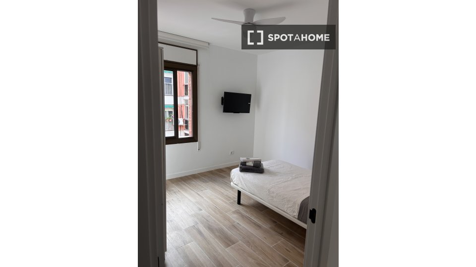 Double room Barcelona, 5 beds, 128m² — photo 3