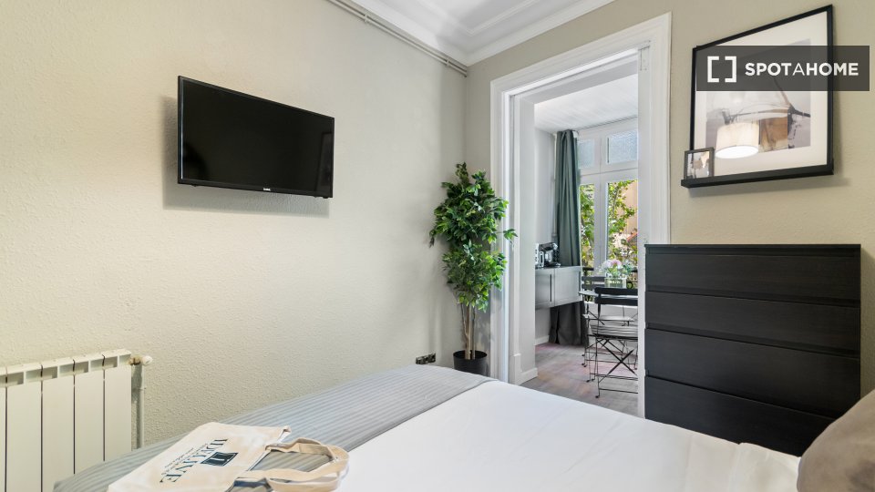 Double room Barcelona, 6 beds, 190m² — photo 1