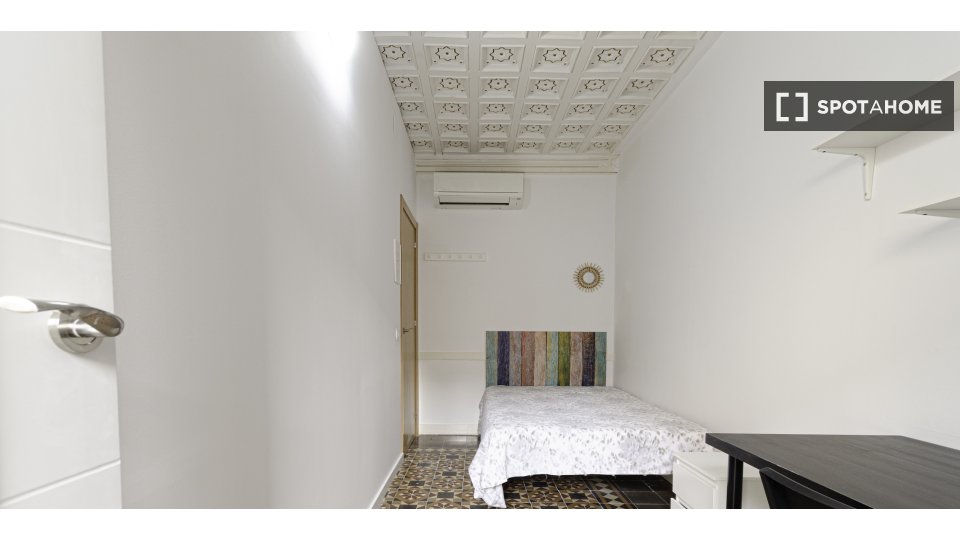 Double room Barcelona, 13 beds, 400m² — photo 1