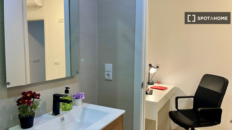Double room Valencia, 3 beds, 17m² — photo 5