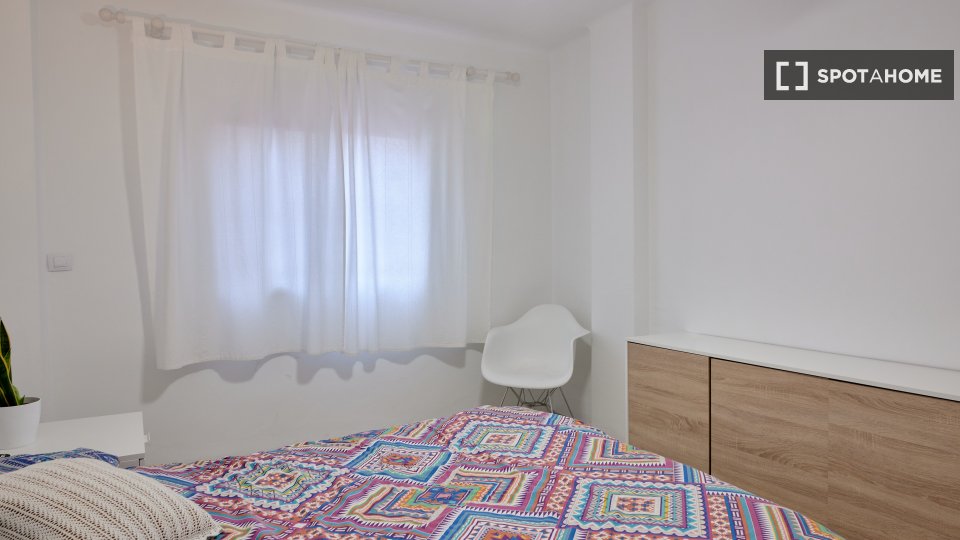 Double room Valencia, 1 bed, 90m² — photo 12