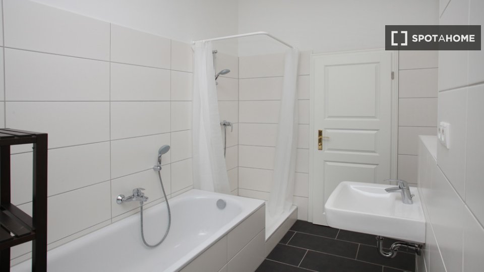 Double room Berlin, 4 beds, 104m² — photo 15