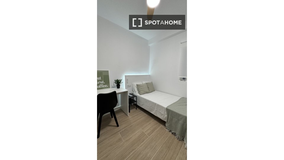 Double room Malaga, 5 beds, 98m² — photo 6