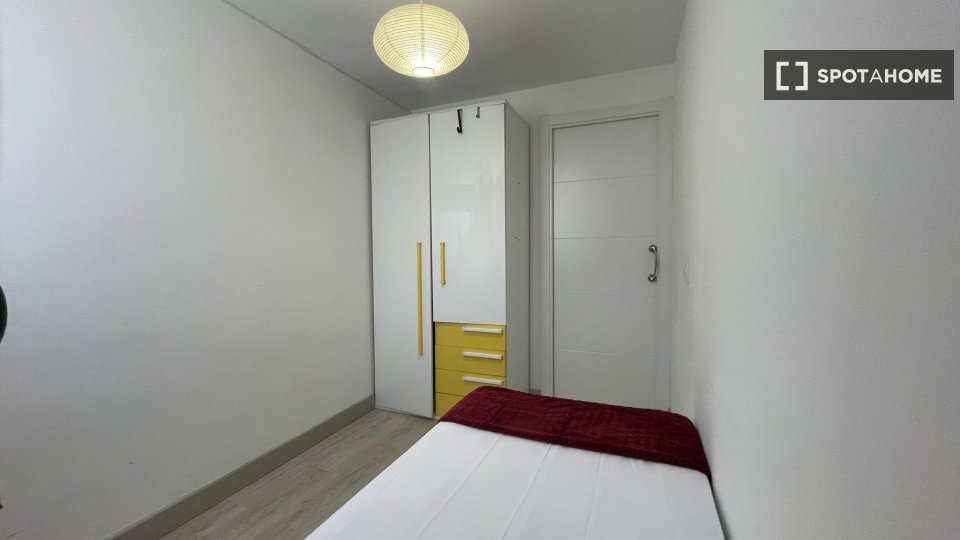 Double room Madrid, 2 beds — photo 9