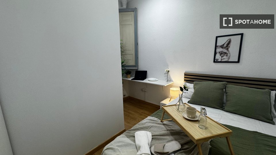 Double room Madrid, 6 beds, 110m² — photo 3