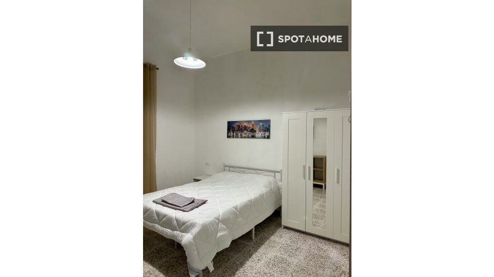 Double room Rome, 3 beds — photo 9