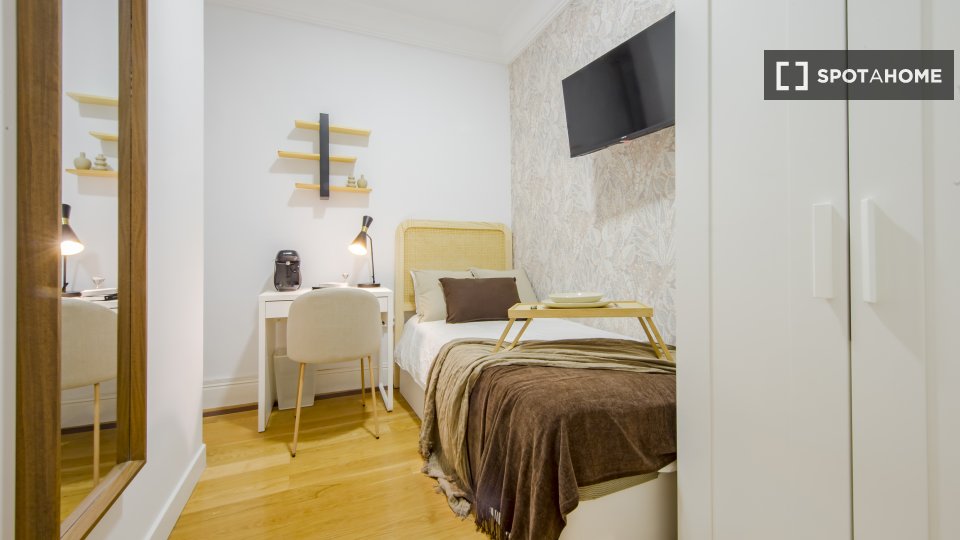 Double room Madrid, 13 beds, 266m² — photo 11
