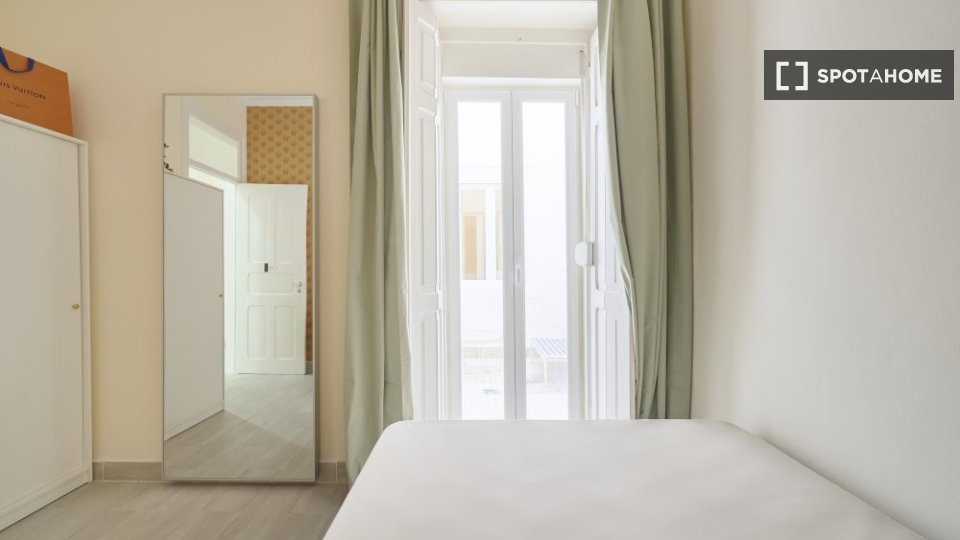 Double room Lisbon, 5 beds — photo 1