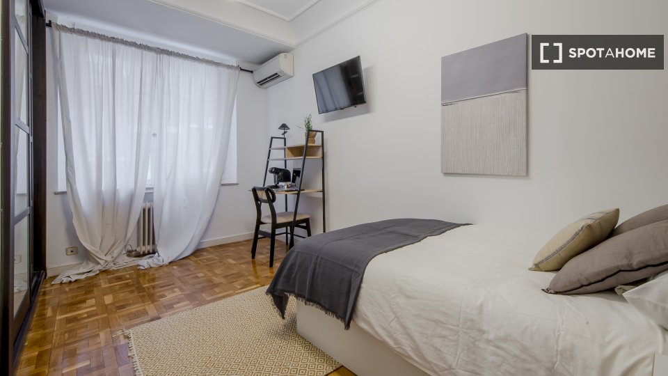 Double room Madrid, 9 beds, 190m² — photo 3