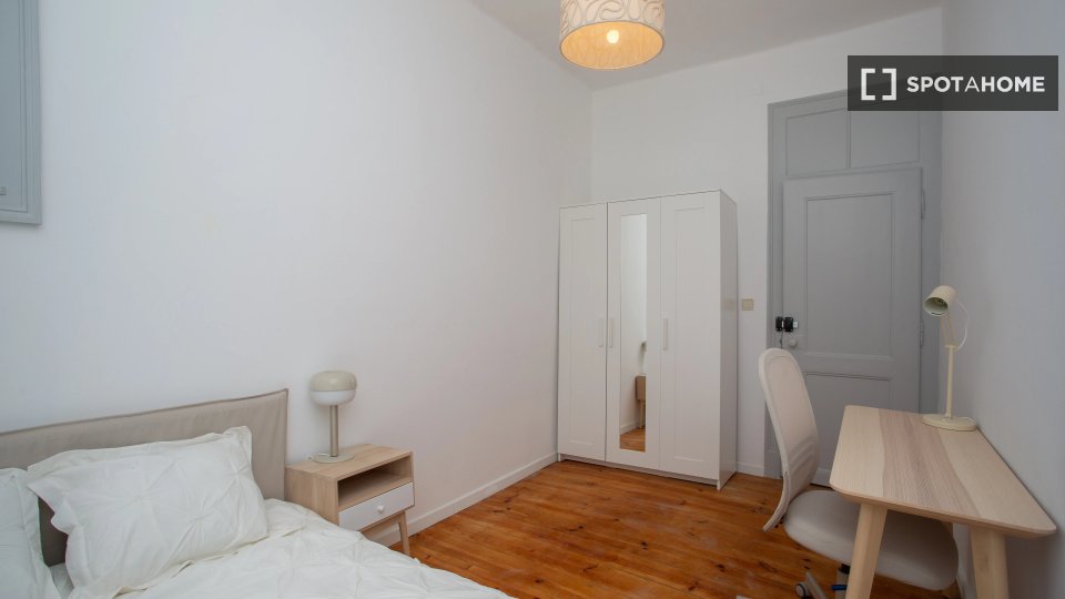 Double room Lisbon, 5 beds — photo 13